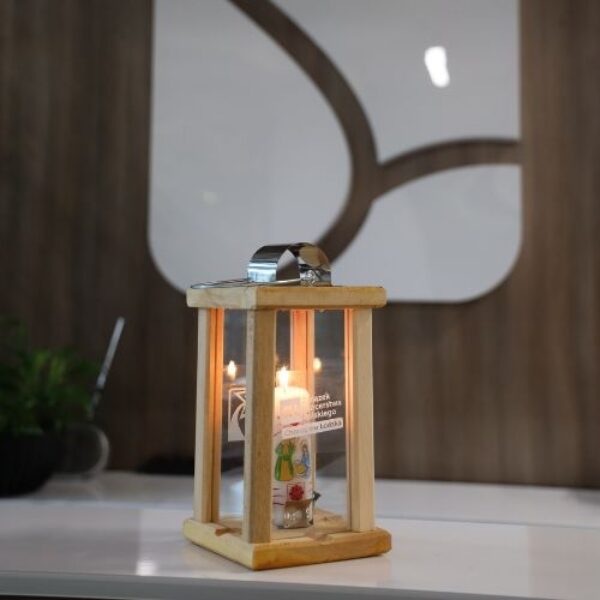 Zdjęcie prezentujące - Betlejemskie Światło Pokoju w siedzibie WFOŚiGW w Łodzi